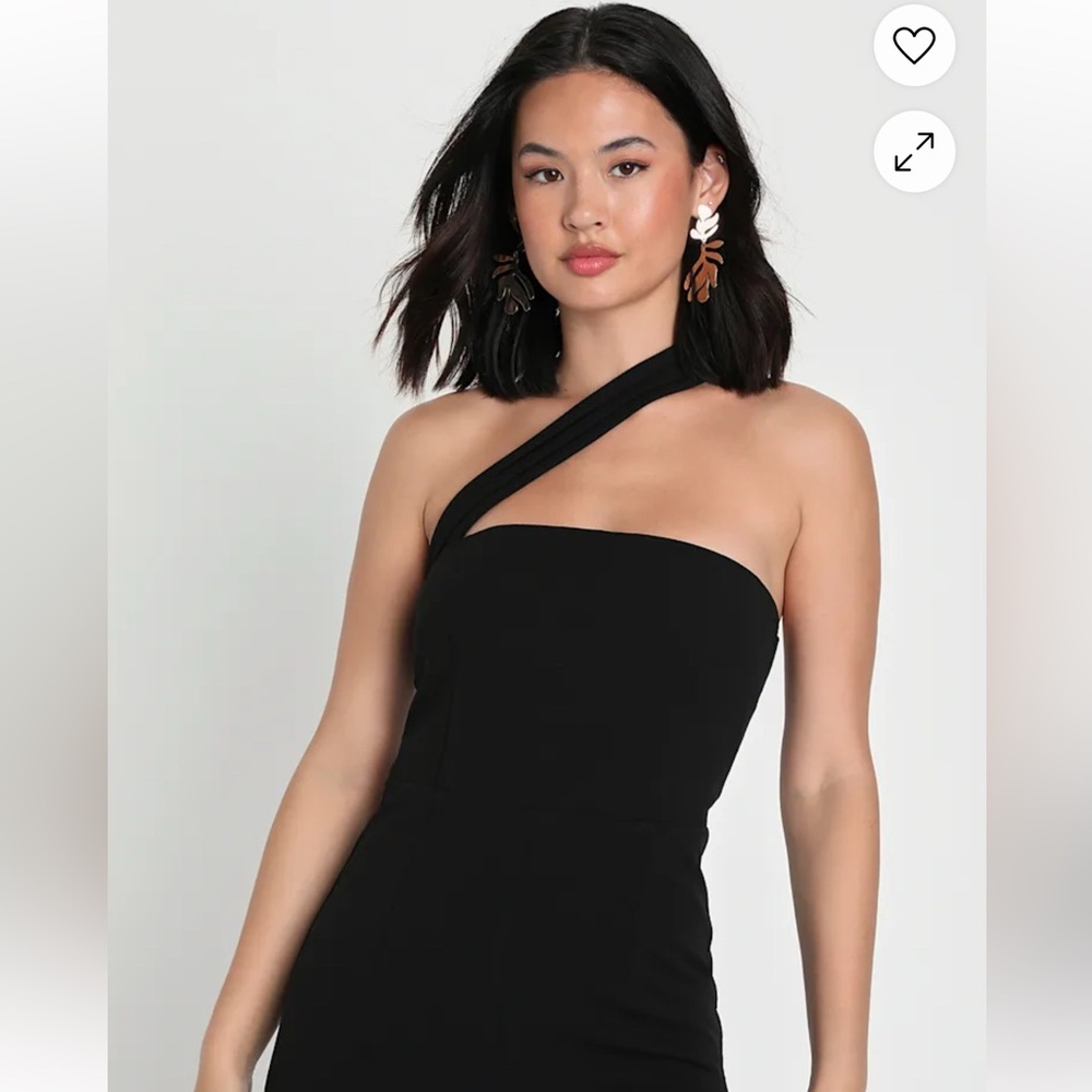 *NWT* Lulu’s Chic Black One-Shoulder Jumpsuit